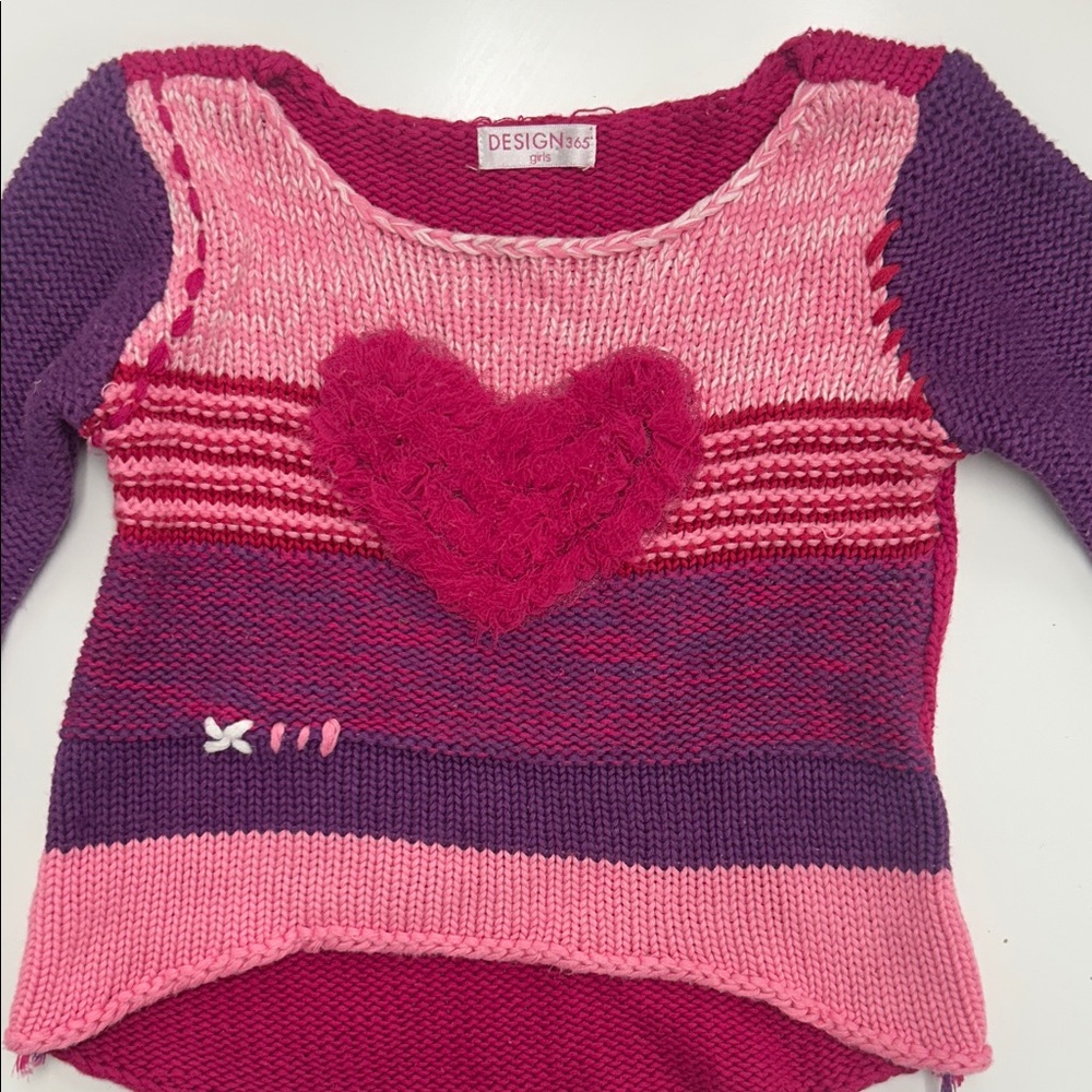 Design 365 Girls size 5  
Pink Heart Valentine’s long sleeved sweater